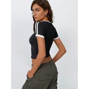 Hauts courts à la mode Y2K pour femmes t-shirts de base d'été de la reine avec des manches courtes mignonnes pour sortir ou faire du yoga - Product Image 2