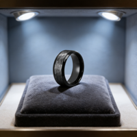 Cincin Kawin Pria Tizti Jewelry Tantalum Berlapis Hitam dengan Bagian Tengah Berpalu dan Tepi Bertingkat, Perhiasan Trendi untuk Pria