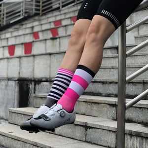 Calcetines atléticos unisex para mujeres, hombres y niños algodón diseños divertidos fútbol <span class=keywords><strong>bicicleta</strong></span> caballos plantas regalo izquierda derecha diferente - Product Image 2