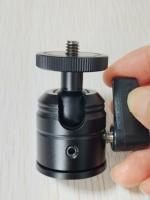Piezas de montaje de cámara CCTV giratorias de 360 grados duraderas de fabricación de aleación de aluminio CNC personalizadas con Mini cabeza de bola Mini trípode