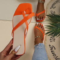 Sandales plates d'extérieur en PU noir uni pour femmes, vente en gros Chine, chaussures d'été tendance, respirantes et légères