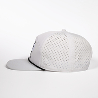 Casquette de sport à visière plate en polyester blanc respirant avec logo tissé personnalisé OEM, 7 panneaux, découpe au laser, trous perforés, fermeture à pression