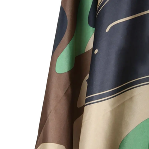 Logo personnalisé en polyester, matériau en graffiti, ciseaux 4 couleurs, impression barbe, tablier de coiffure, cape de salon - Product Image 3