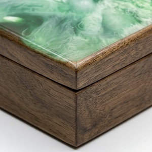 Boîte en bois en résine époxy écologique polie à la main pour le rangement DIY d'artisanat et de bijoux - Product Image 5