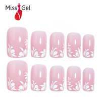 Faux ongles à presser de haute qualité, rose laiteux Sakura, imperméables, courts, forme squoval, motif floral botanique blanc, vente en gros