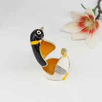 SHINNYGIFTS Boîte à Bijoux Miniature en Métal, Figurine de Pingouin Émaillée Peinte à la Main, Plaqué Or Traditionnel, Incrustation de Strass