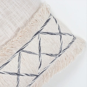 Funda de Cojín Decorativa para Sofá, Tejida a Mano, Texturizada, Estilo Boho, Gris y Marfil, con Borlas - Product Image 3
