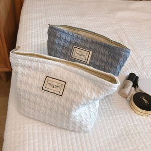 Sac de maquillage matelassé en coton biologique tendance, motif floral, en toile, avec fermeture éclair, pour voyage, marque privée, vente en gros - Product Image 4