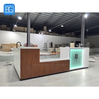 Comptoir de caisse moderne pour café, unité de présentation en bois, espace de vente de pain, aménagement de magasin