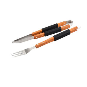 Venta al por mayor de 4 piezas antiadherente de acero inoxidable barbacoa parrilla herramientas Set mango de madera suave con abrebotellas para acampar - Product Image 5