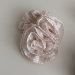 Chouchou en tissu à pois Rose Française, accessoires de cheveux élégants pour femmes pour mariage et fête - Product Image 6