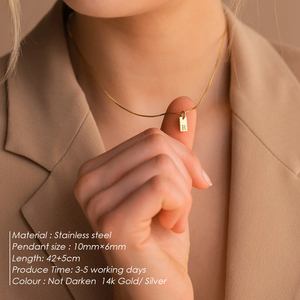 EManco Collana Personalizzabile con Ciondolo Quadrato Iniziale e Catena a Scatola in Acciaio Inossidabile Placcato PVD Ciondolo con <span class=keywords><strong>Lettera</strong></span> Alfabeto Gioielli - Product Image 2