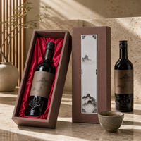 Boîte cadeau haut de gamme en papier texturé pour saké, avec insert en soie, couvercle et base pour vin, et étiquette en feuille d'or – Boîte de présentation