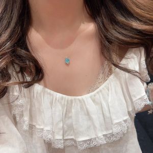 Unsichtbare transparente Angelschnur-Halskette mit roségeschliffenem blauem Zirkonia-Anhänger, schwebender Choker, versilberter Messing-Charm – Großhandel - Product Image 4