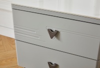 Table de chevet moderne gris clair avec plateau en pierre frittée, 2 tiroirs, poignées métalliques triangulaires, armoire de nuit en bois pour chambre à coucher