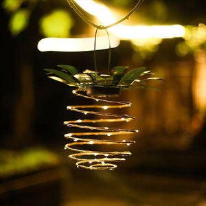 Lámpara Solar de Jardín LED Colgante con Forma de Piña, Linterna Decorativa para Exteriores con Panel Solar y Batería Incluidos - Product Image 1