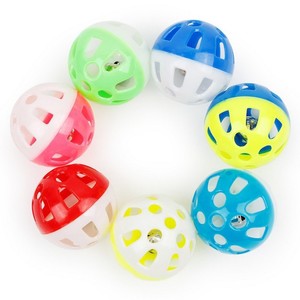 Balle jouet pour chat avec clochette, jouet interactif multicolore en plastique creux pour chats - Product Image 2
