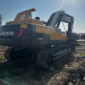 Excavatrice multifonctionnelle Volvo EC380DL d'occasion, capacité de la benne de 1,9 m, moteur de 160 kW, poids opérationnel de 38 tonnes, bon état de marche - Product Image 2