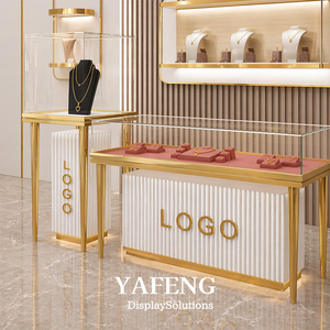 Vitrina <span class=keywords><strong>de</strong></span> Exhibición <span class=keywords><strong>de</strong></span> Joyería <span class=keywords><strong>de</strong></span> Vidrio Templado LED OEM y ODM con Marco <span class=keywords><strong>de</strong></span> Acero Inoxidable Dorado para Centros Comerciales <span class=keywords><strong>de</strong></span> Lujo - Product Image 2
