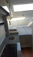 Mini caravane de voyage moderne confortable, légère, imperméable, avec douche, toilettes, cuisine et réfrigérateur