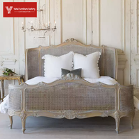 Lit double en bois massif sculpté style campagne américaine rétro, avec détails en rotin, design artistique français, idéal pour villa ou lit de mariage en bois d'origine