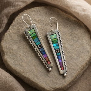 Orecchini in resina con pettine arcobaleno astratto, orecchini lunghi dal design iridescente, accessori moda - Product Image 3