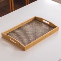 Plateau en bambou avec poignées découpées en arche, fond en panneau composite, surface tissée à motif de roseau pour la décoration de la salle à manger, du salon, du café et des aliments