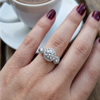 Bague semi-montée triple halo en or blanc 18 carats de qualité supérieure, avec trois pierres, classique, pour fiançailles et mariage, sertissage central, vente en gros OEM
