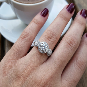 Anillo de compromiso de oro blanco de 18 quilates de primera calidad con triple halo y tres piedras, engaste central redondo, para novias, venta al por mayor OEM - Product Image 3