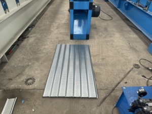 Machine entièrement automatique <span class=keywords><strong>de</strong></span> bande <span class=keywords><strong>de</strong></span> volets roulants <span class=keywords><strong>Guide</strong></span> <span class=keywords><strong>de</strong></span> porte <span class=keywords><strong>de</strong></span> volet roulant faisant la machine <span class=keywords><strong>de</strong></span> formage <span class=keywords><strong>de</strong></span> rouleaux - Product Image 6