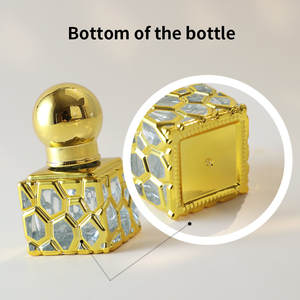 Bottiglia <span class=keywords><strong>di</strong></span> <span class=keywords><strong>Profumo</strong></span> Egiziana in Vetro, Piccola Cubica 10ml 15ml, Bottiglia Dorata Incisa Elettroplaccata, Attar all'Ingrosso a Dubai - Product Image 4