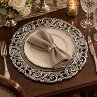 Assiette de présentation classique de luxe 13 pouces en plastique thermolaqué, argentée, à bord ajouré baroque et finition texturée, pour la restauration hôtelière