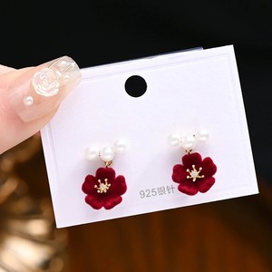 BUW6-S 035 - Aretes de Perlas con Flores de Terciopelo Rojo Vintage, Aretes Dulces para Chicas, Accesorios, Regalo de Año Nuevo, Joyería de Moda para Mujer - Product Image 3