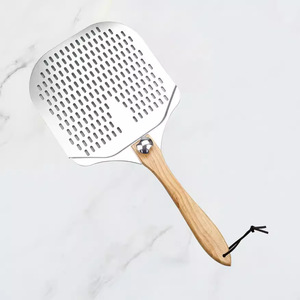 Pala para pizza cuadrada perforada de aluminio con mango de madera de caucho desmontable para hornear en la cocina - Product Image 3