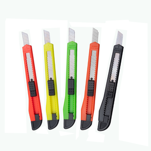 Cuchillo Multiusos de Plástico en Existencia, Hoja Desprendible de 9 mm con Bloqueo de Seguridad para Oficina, Escuela, Uso en Recortes - Product Image 1