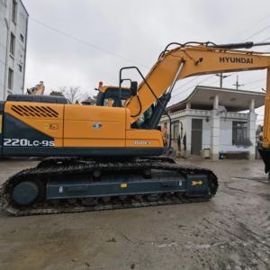 Excavatrice sur chenilles Hyundai 220lc-9s d'occasion, modèle 2023, poids opérationnel de 22 tonnes, système hydraulique moyen, moteur, boîte de vitesses, PLC - Product Image 4