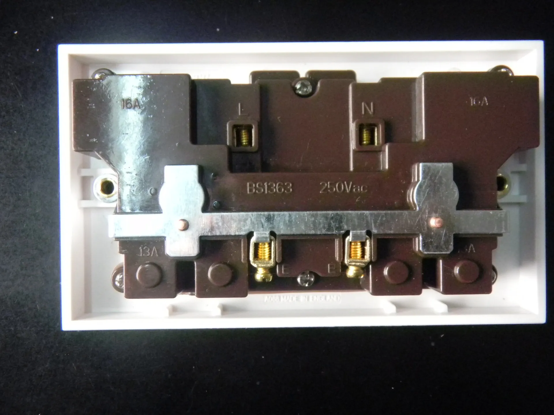 British standard Middle East power point wall socket switch 13A multifunction switched socket