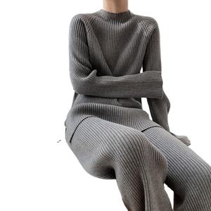 Ensemble deux pièces tricoté pour femme, personnalisé OEM, de haute qualité, mode automne, avec pull à fente latérale et pantalon large épaissi - Product Image 1