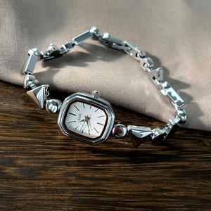 นาฬิกาข้อมือผู้หญิงสไตล์เมทัลลิก หน้าปัดทรงแปดเหลี่ยมแบบไม่สมมาตร ดีไซน์วินเทจ สายแบบกำไล - Product Image 4