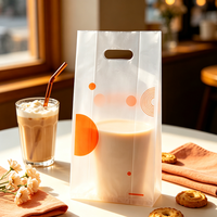 Sac à emporter en plastique personnalisé avec poignée découpée, sac jetable en PE pour emballage de thé au lait, café, boissons