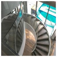Escalier intérieur courbé en bois poli sur mesure Prima Home Focal Point Designer pour grand hall d'entrée