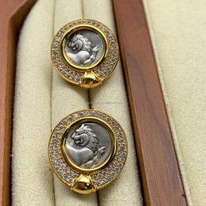 Boucles d'oreilles élégantes pour femmes en argent 925 plaqué or 18 carats avec breloques lion en moissanite, préservation de la couleur, accessoires classiques vintage - Product Image 3