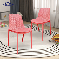 Chaise en plastique PP de style nordique avec dossier perforé respirant, chaise de salle à manger empilable multicolore pour banquet, fête en plein air, patio
