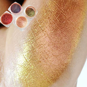 عينات مجانية من مسحوق ظلال العيون الكروم اللامع متغير اللون من ماركة Mcess بدرجة مستحضرات التجميل - Product Image 1