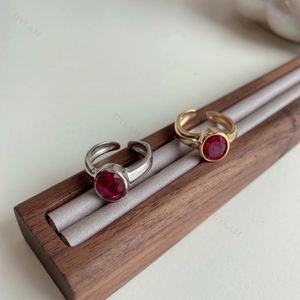 Anillo Solitario de Plata de Ley Chapado en Oro de 18K con Rodio de la Colección Minimalista Dylam, Elementos Infinitos, Zirconia de 2ct Grado 5A - Product Image 5