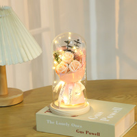 Bouquet de roses préservées de la Saint-Valentin dans un dôme en verre avec lumière LED
