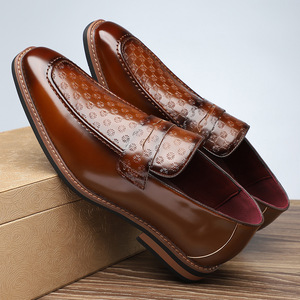 Zapatos de vestir formales de estilo británico con punta en pico, de cuero genuino, casuales y elegantes, con decoración grabada. - Product Image 3
