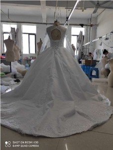 Vestido de novia africano de encaje con manga larga, cuello redondo, cola grande y estilo Pompadour. - Product Image 4