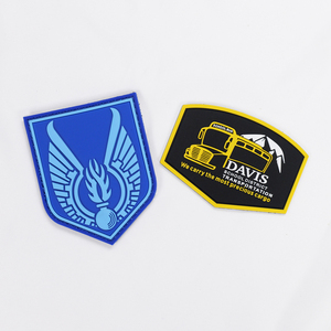 Vente en gros de patchs en PVC personnalisés avec logo à motif de drapeau, en caoutchouc de silicone souple, style extérieur, à coudre ou à coller, avec fixation auto-agrippante - Product Image 3