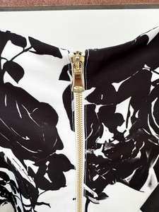 Nuova Collezione Primavera-Estate 2026: Set Due Pezzi da Donna con Gonna Stampata a Tulipani e Camicia <span class=keywords><strong>Bianca</strong></span> con Fibbia Metallica a <span class=keywords><strong>Rosa</strong></span> - Product Image 6